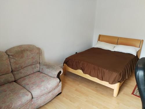 Budget Double Bedroom Near Glasgow City Centre and West End reception